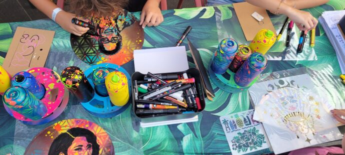 Florence Fabris animant un atelier de peinture sur vinyles avec des enfants et des adultes lors du Nice Jazz Festival 2025.