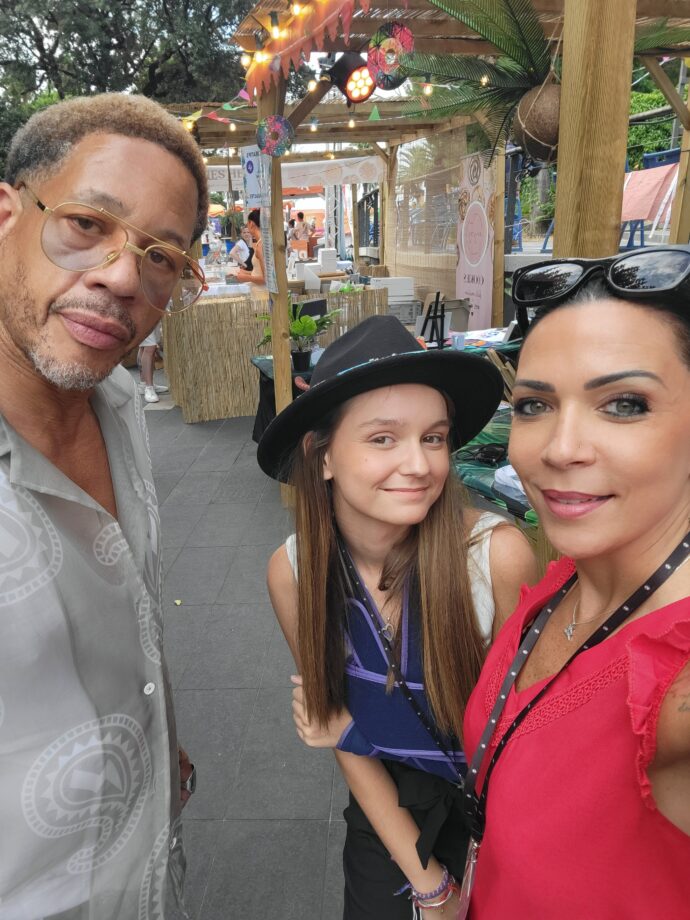 Florence Fabris animant un atelier de peinture sur vinyles avec des enfants et des adultes lors du Nice Jazz Festival 2025.