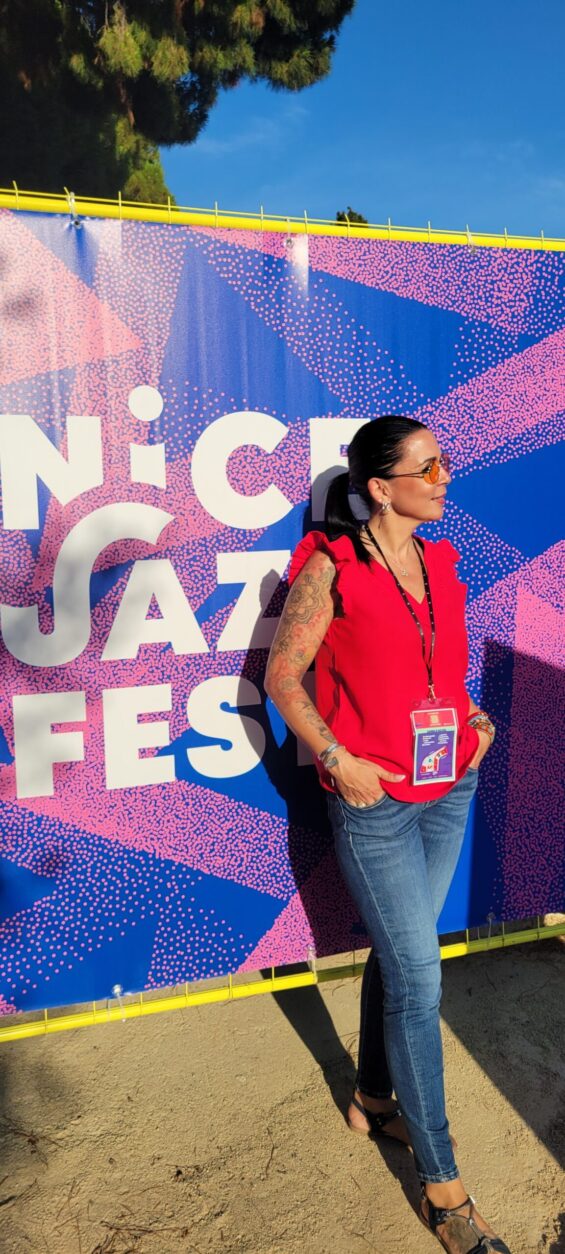 Florence Fabris animant un atelier de peinture sur vinyles avec des enfants et des adultes lors du Nice Jazz Festival 2025.