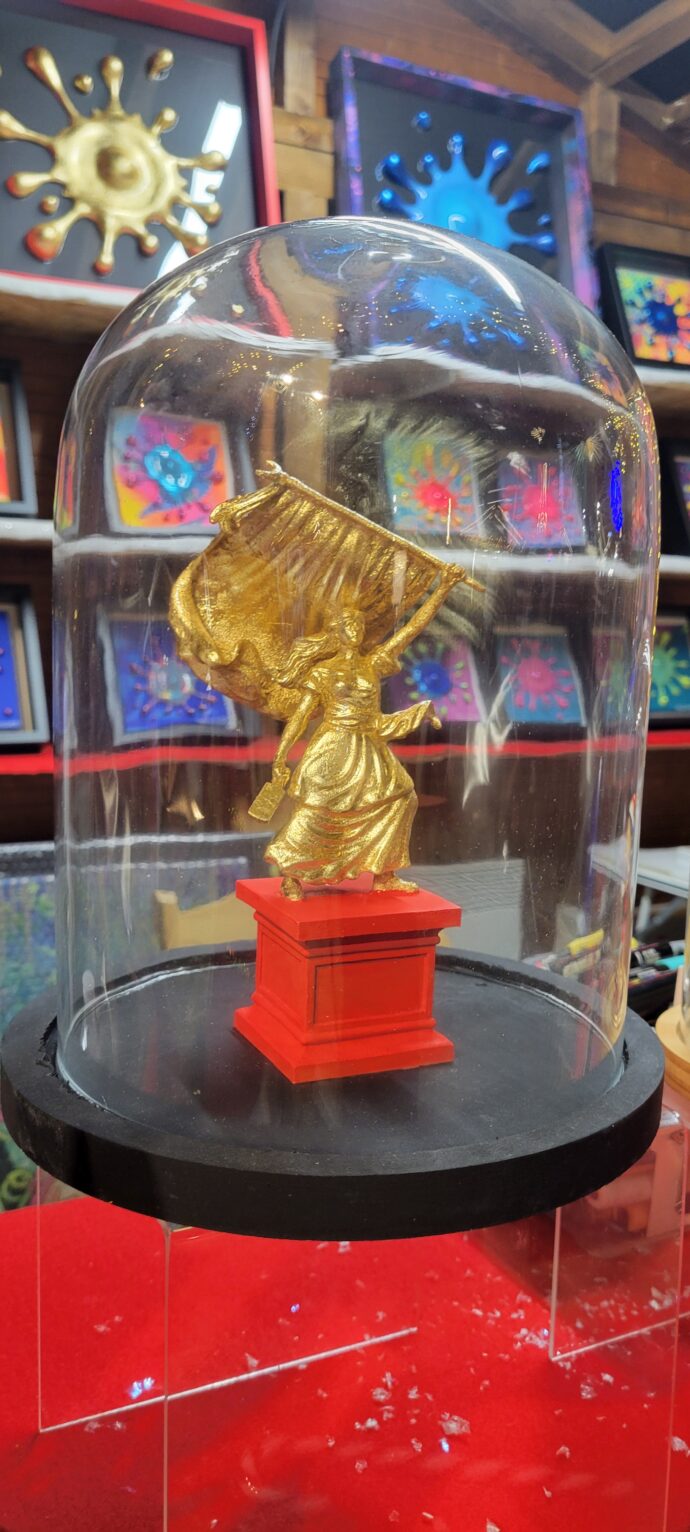 Petite sculpture de Catherine Ségurane dorée à la feuille d'or sous cloche en verre, par Florence Fabris