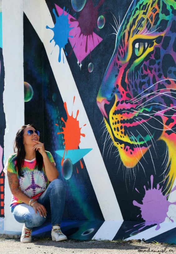 Fresque colorée d'un chat Bengal se transformant en léopard réalisée par Florence Fabris lors du Numa Festival à Nice.