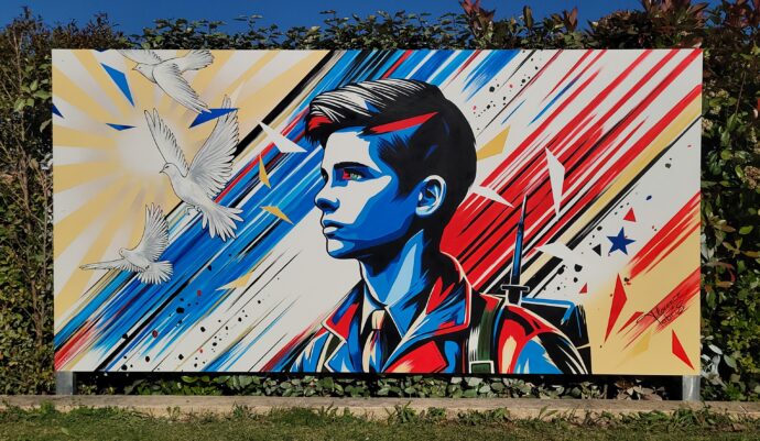 Florence Fabris et les élus de Gattières et Carros devant la fresque du monument aux morts lors du 8 mai 2025.