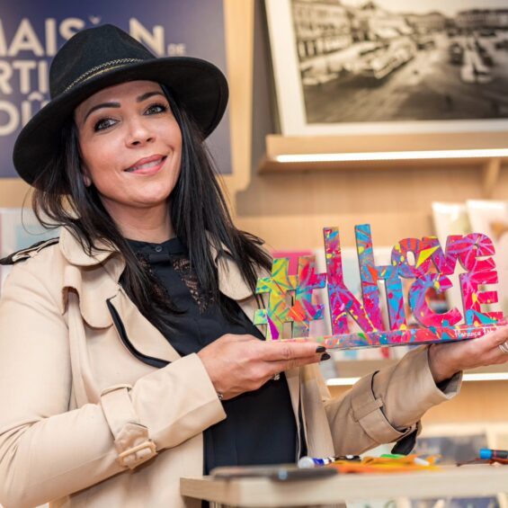 L'artiste Florence Fabris posant avec sa sculpture colorée #ILoveNice à la Maison de l'Artisanat et du Goût de Nice.